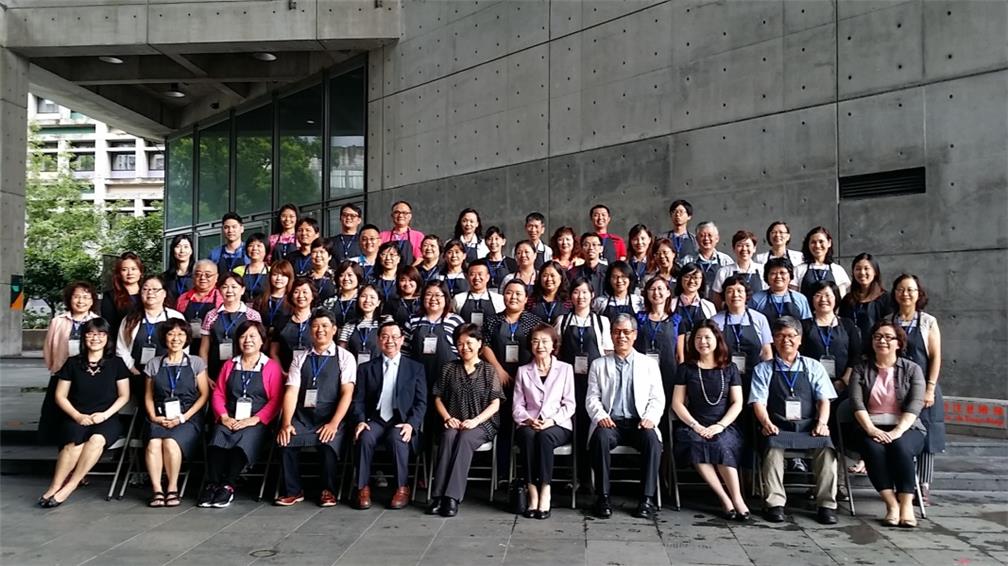 OCAC's Department of Overseas Compatriot Business Deputy Director-General Lai (sixth sitting individual from the left), Shih Chien University President Chen (fifth sitting individual from left) joined the trainees for a photo.