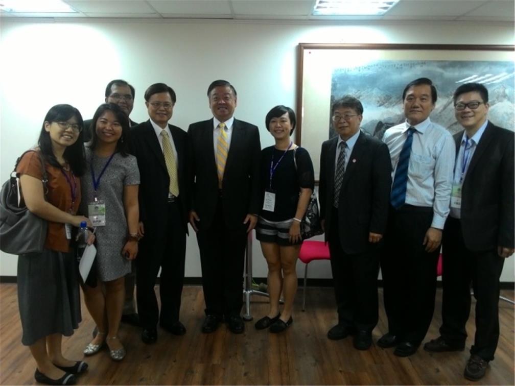 Vice Minister Roy Yuan-Rong Leu joins the attendees for a photo
