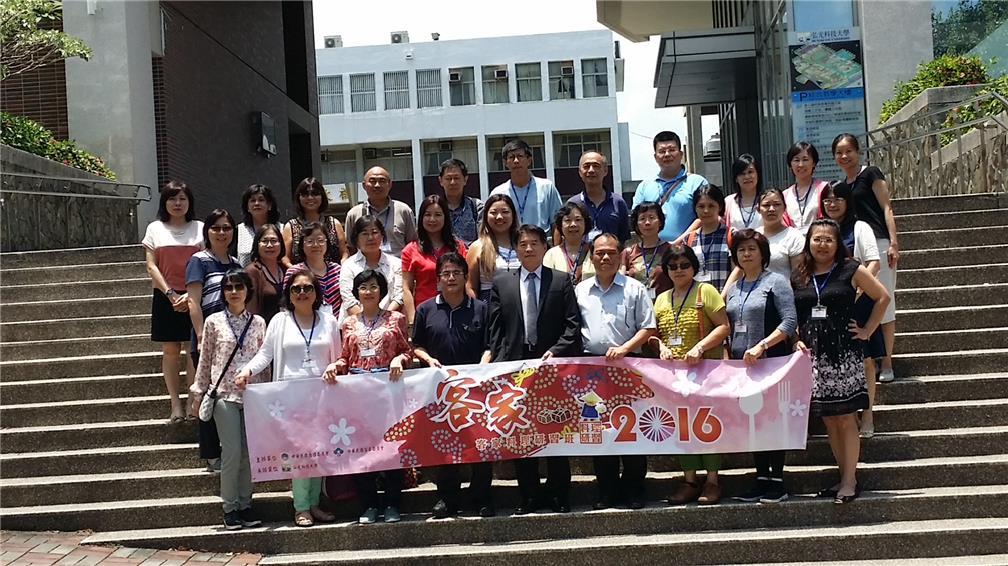 OCAC's Senior Executive Officer Chia-Fu Kao (fifth individual from the right in front row), Senior Executive Officer Yao-Lung Lei (fourth individual from the left in front row), university president Hung-Yi Shu (fourth individual from the right in front row) join the trainees for a photo.
