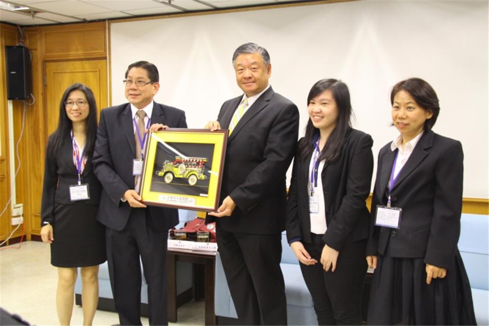 Dynamic Youth Inc. delegation leader Enrique Chua Yap presented a souvenir and joined a photo with OCAC Vice Minister Roy Yuan-Rong Leu