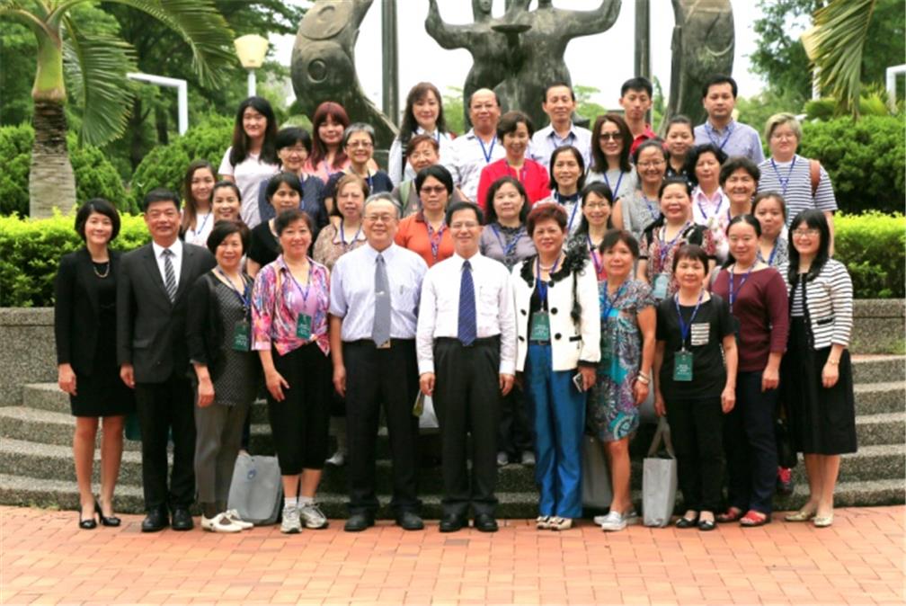 OCAC's Department of Overseas Compatriot Business Director-General Shu-Hwa Wong (sixth individual from right in front row) and NKUHT Vice President Chiang-Tung Pan (seventh individual from right) joined the trainees for a photo.