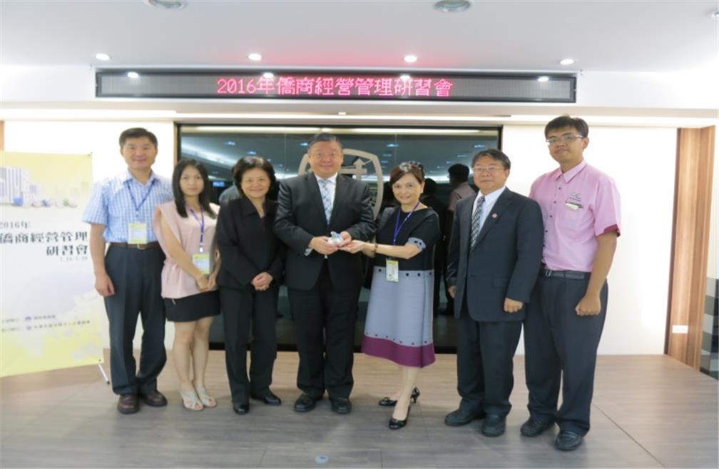 Leader and deputy leader presented a souvenir to OCAC, with Vice Minister Leu accepting the gift