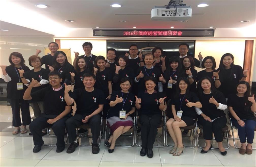 Department of Overseas Business Deputy Director-General Li-Ying Lai (middle in front row) joined trainees for a photo