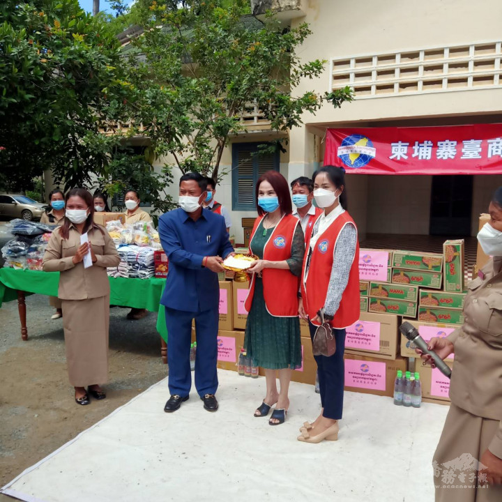 柬埔寨臺商協會會長王美蕙(圖中央者)贈送贊助金與孤兒院