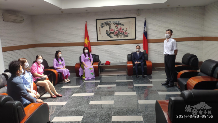 世界華人工商婦女企管協會越南分會會長交接典禮在駐胡志明市辦事處舉行