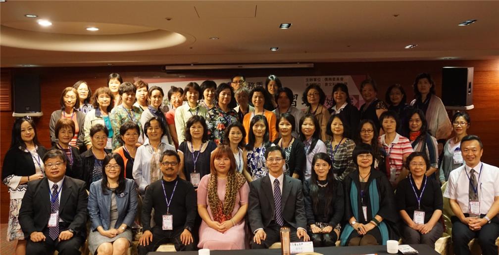 OCAC Director-General Shu-Hwa Wong (fifth individual from left in front row) and JUST Dean I-Chen Monica Hu (fourth individual from left in front row) joined the trainees for a photo.