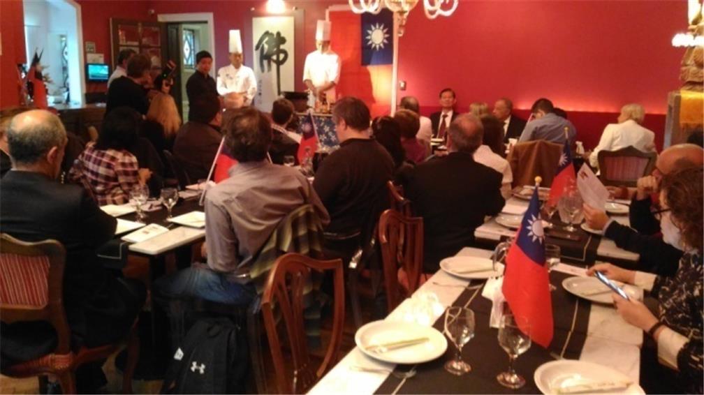 2位講師於老佛爺餐廳接受阿根廷媒體專訪