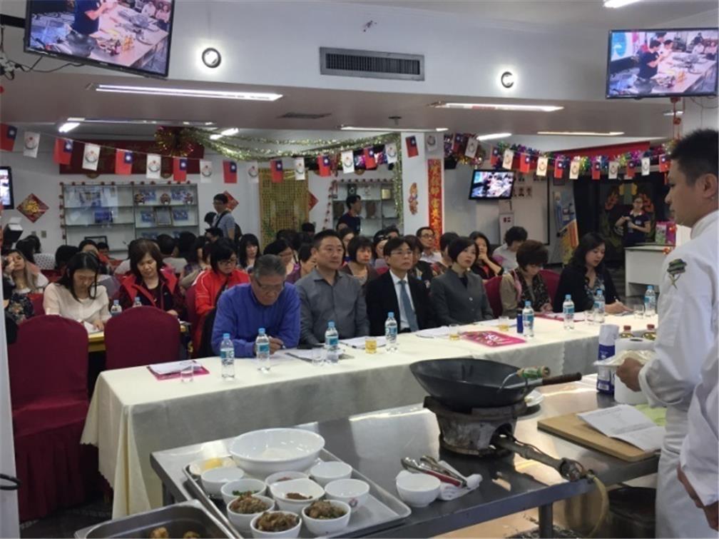 臺灣美食廚藝巡迴講座在東方市吸引一百多位僑胞認真研習