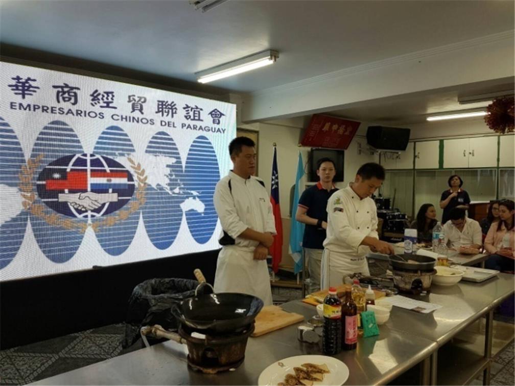 2位講師現場示範並講解臺灣美食料理方式
