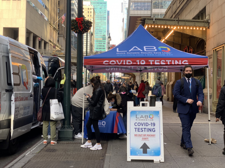 紐約市長白思豪6日下令民間企業員工接種COVID-19疫苗，以對抗新變異病毒株Omicron。圖為紐約中央車站外的COVID-19檢測站。
