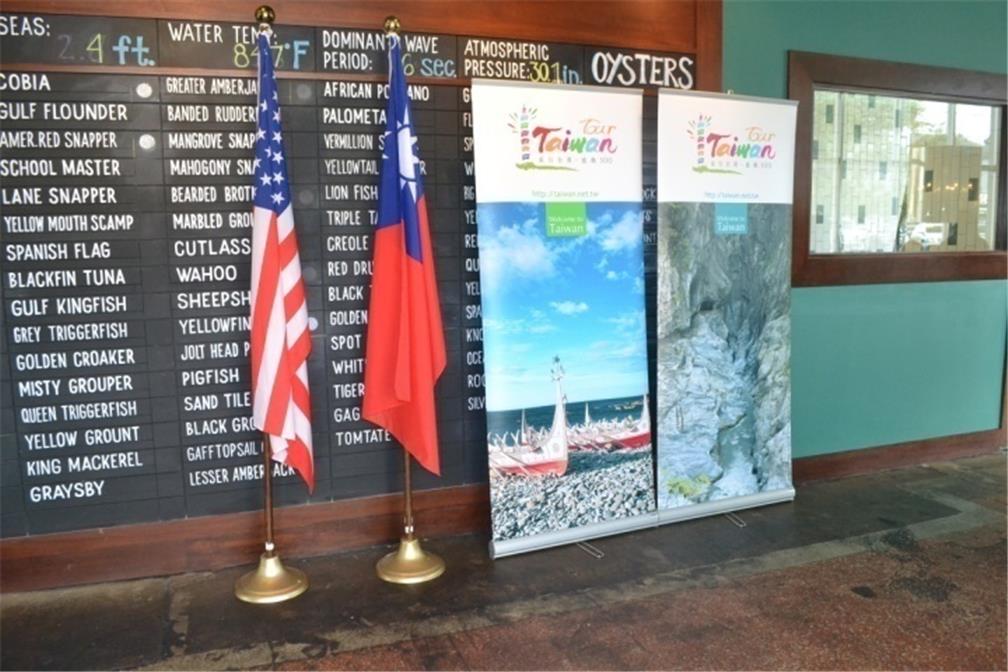 臺灣美食晚宴於Reef餐廳舉辦，大廳擺設兩國國旗及臺灣觀光宣傳海報