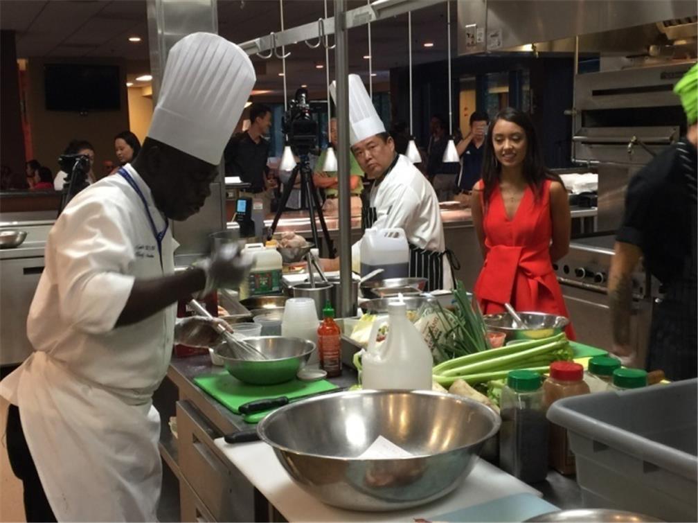 何育任講師於法國藍帶烹飪藝術學校亞特蘭大分校進行籌備工作