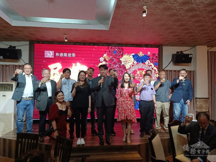 簡智明 (圖中)與越南臺灣商商聯合總會團隊舉杯祝賀