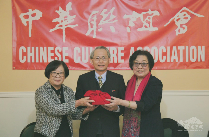 張靜如（左）從于愛珍（右）手中接下中華聯誼會理事長，賴銘琪（中）監交