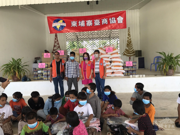 會長王美蕙(右二)捐贈物資由愛滋孤兒院院長(左二)代表接受