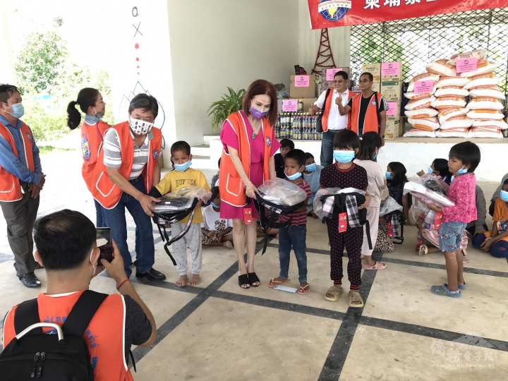 會長王美蕙(前排中)捐贈物資給愛滋孤兒院院童