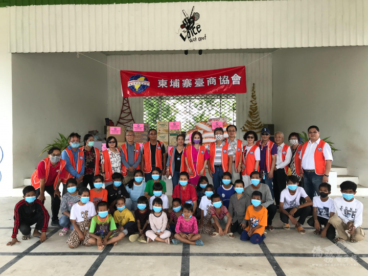 柬埔寨臺商協會一行人與愛滋孤兒院院童合影