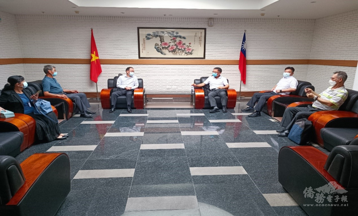 越華國際學校創辦人謝明輝(右三)與該校總校長、校長及秘書拜會處長鍾文正(左三)。