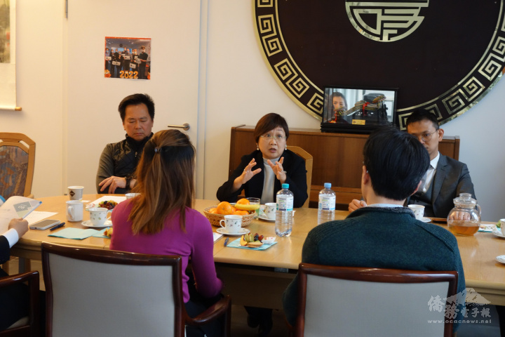 徐佳青（左二）與漢堡華語文學習中心教師座談交流情形