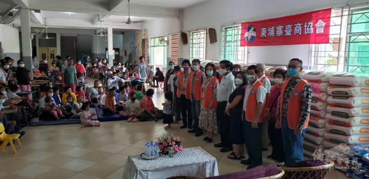 柬埔寨臺商協會一行人與柬埔寨國家嬰兒和兒童中心人員合影