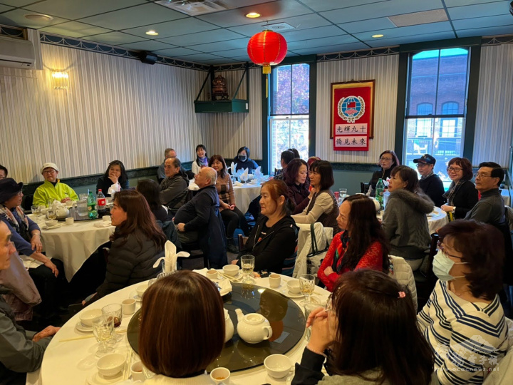 大溫哥華僑界朋友歡聚一堂，以「光輝90 僑見未來」祝福僑委會九十週年生日快樂，氣氛歡樂