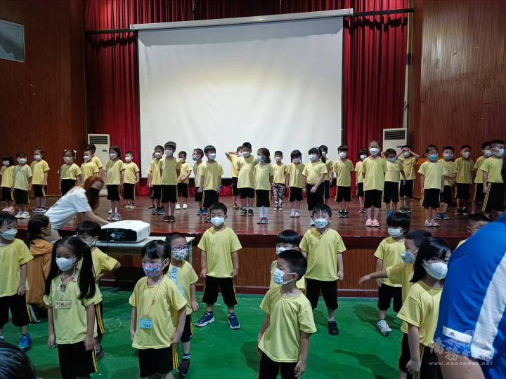 小學生團體舞蹈表演