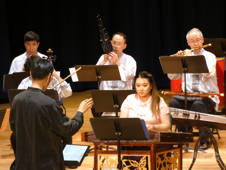 文協國樂團的樂器種類繁多，有揚琴、笛子和笙