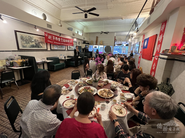 新澤西臺灣同鄉聯誼會27日在臺商經營的林宮餐廳（Mr. Lin's Restaurant）舉行新舊任會長交接典禮，40名臺僑人士與會。