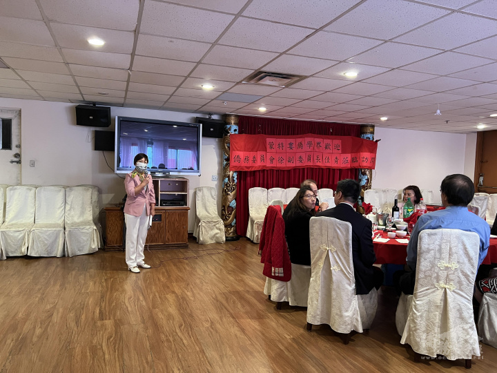 僑委會副委員長徐佳青6月16日訪問蒙特婁僑界在歡迎餐會中與僑領們相見歡