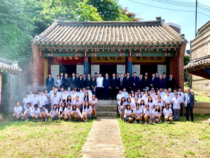 韓華僑界及漢城華僑中學師生在「吳武壯公祠」舉行吳長慶將軍逝世137周年公祭
