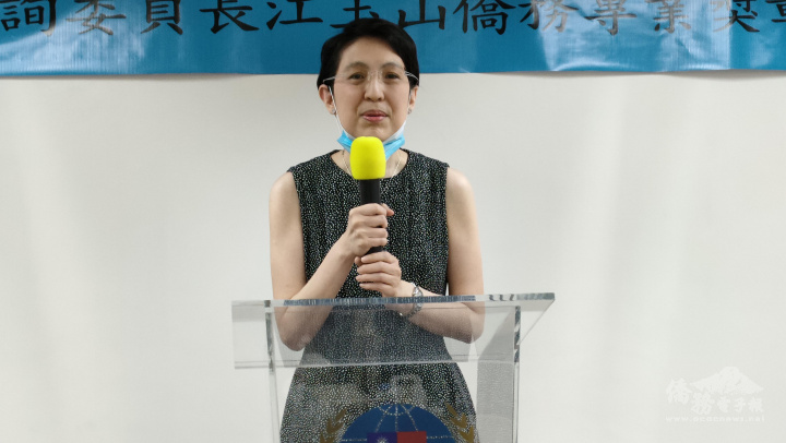 吳莊碧如代表莊長江家屬感謝僑務委員會所追頒的「玉山僑務專業獎章」