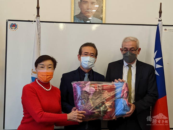 馮光中（中）代表臺灣僑社捐贈毛毯，Luis Fernando Ávalos總領事（右）代表受贈