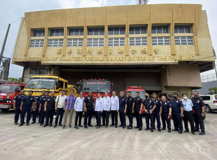 馬尼拉市消防局新任局長戈斯比上校(左9)，於6月25日參訪菲華消防隊員聯合總會時影