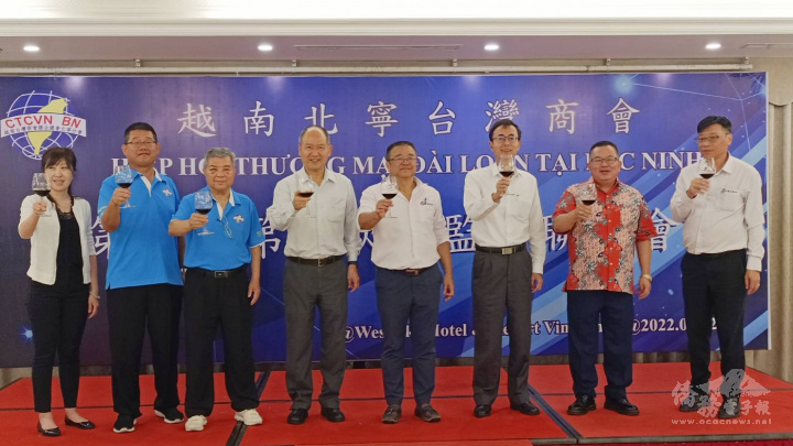 林易民（左四）、曾顯照（右三）與洪志華（右二）舉杯慶祝會議圓滿成功