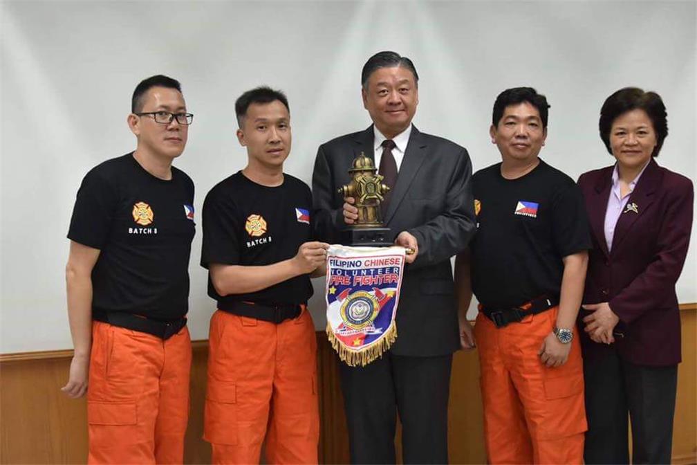 Mr. Roy Yuan-Rong Leu,Vice Minister of OCAC, presents OCAC's accept memorial souvenir from the head of the 2017 Young Filipino-Chinese Firefighters Camp.