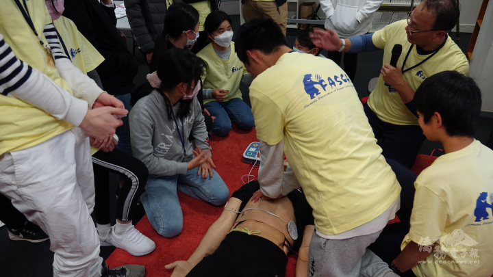 學員以假人實際操作練習CPR急救