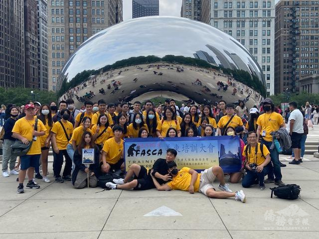 Senior FASCA學員在芝加哥市中心進行建築之旅文化教學培訓
