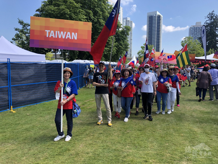參與活動僑胞鄉親穿著國旗裝，揮舞青天白日滿地紅國旗，高喊TAIWAN! Go!Go!Go!