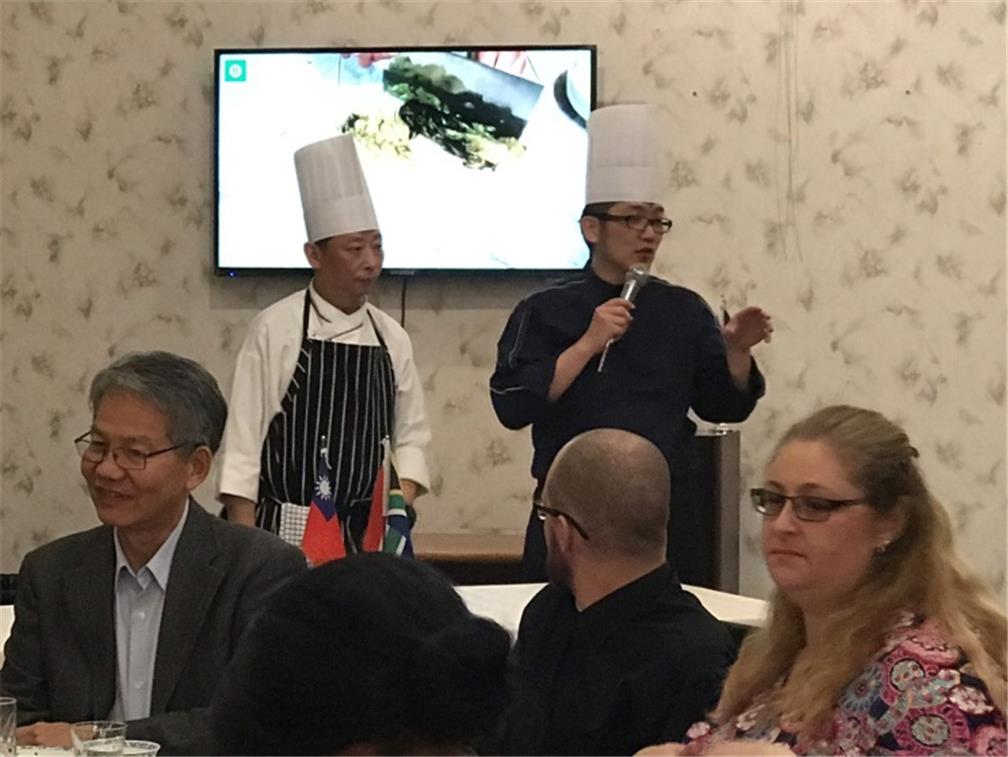 黃寶元講師及劉大東助理講師講解示範菜餚