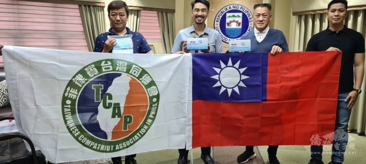 蘇國芳於Olongapo市市長辦公室舉行捐贈口罩儀式並展示中華民國國旗及菲律賓臺灣同鄉會會旗（菲律賓臺灣同鄉會提供）