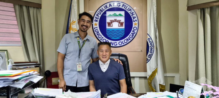蘇國芳與Olongapo市市長Rolen C. Paulino, Jr.於市長辦公室合照 （菲律賓臺灣同鄉會提供）