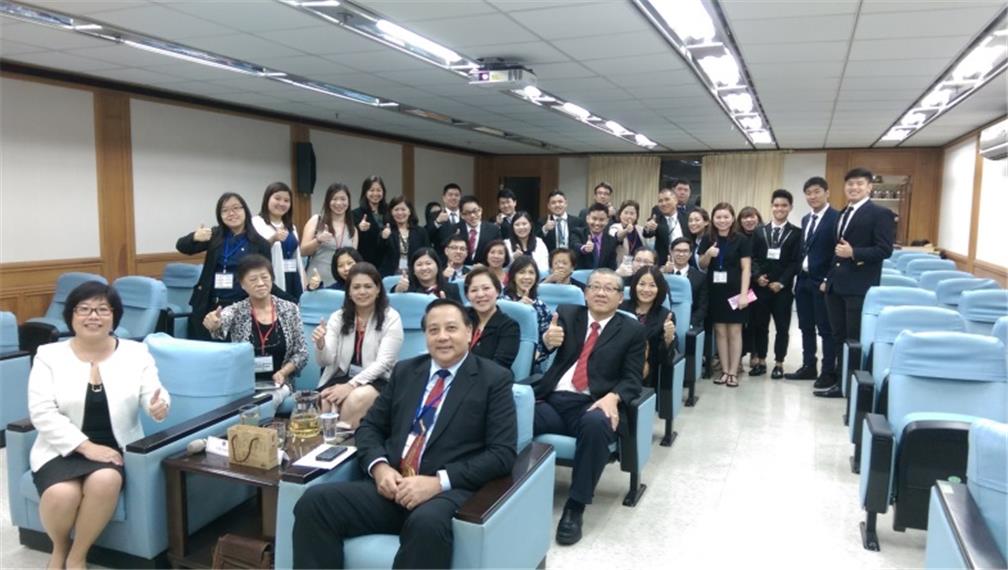 Group photo of Jane Huang and the delegates
