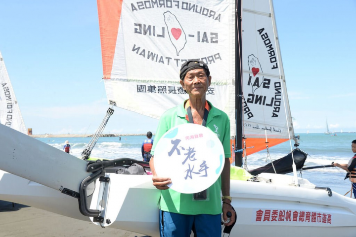 Chan Cheng-feng poses with a sailboat before the start of his challenge on Saturday. Photo courtesy of a private contributor