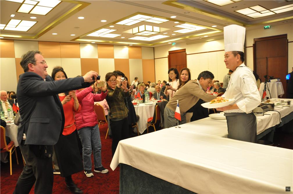 陳正忠講師向參加活動來賓展示烹調美食成品。（駐法國代表處提供）