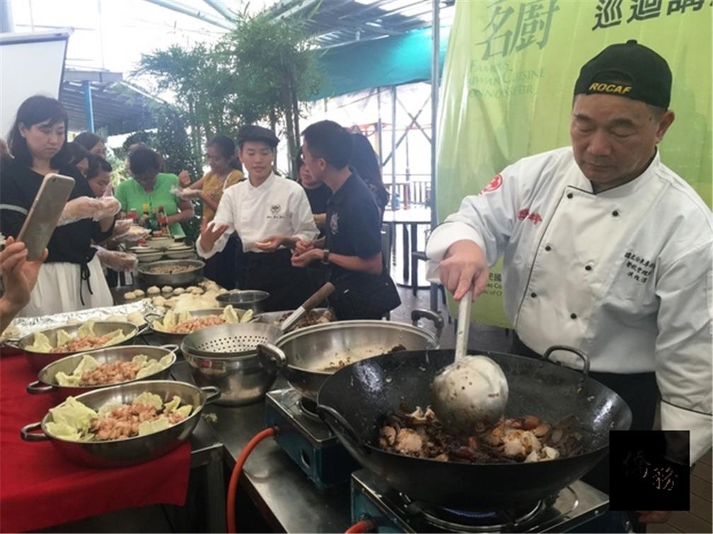 二位講師分別展演黑胡椒奶油蟹及胡椒餅，與會人員對臺灣美食有更進一步的瞭解與嚮往。（駐緬甸代表處提供)