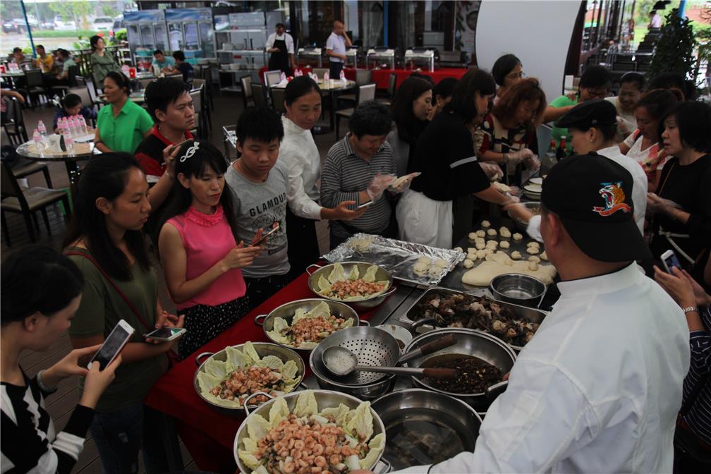 二位講師為大家介紹及示範台灣風味美食的製作流程與烹調技巧（駐緬甸代表處提供）