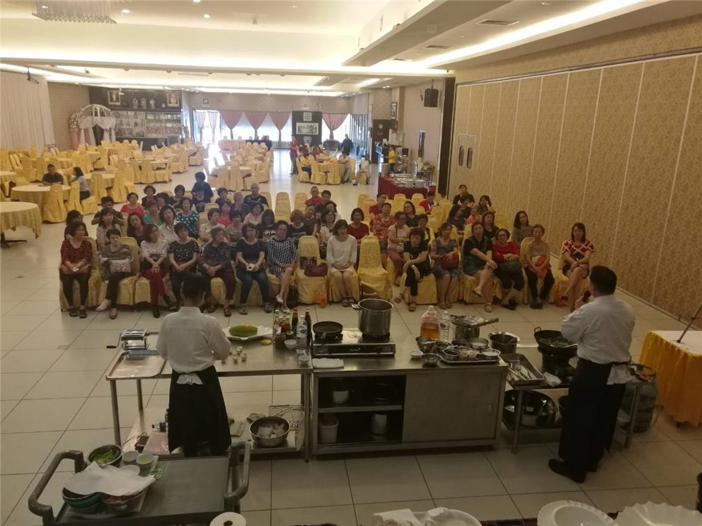 假居鑾「金華崙酒樓」辦理廚藝示範教學，讓參加者有機會學習烹調臺灣特色料理。