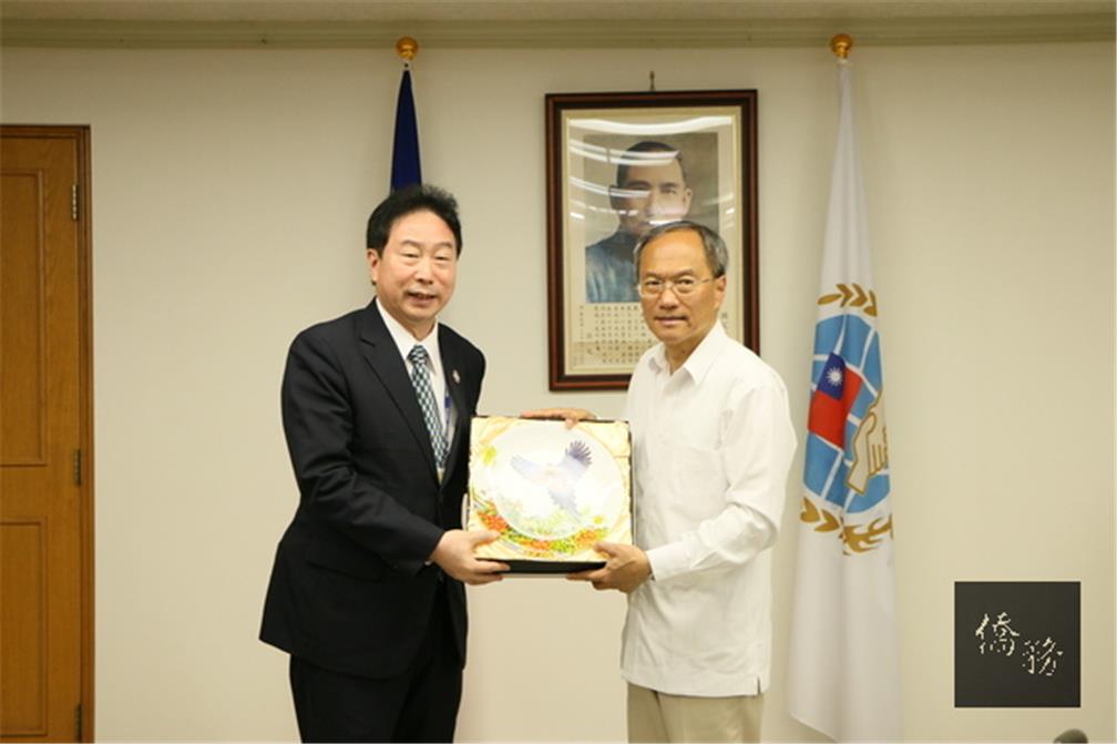 Minister Wu presented a memento to the delegates of Taiwanese Chamber of Commerce & Industry in Tokyo (TCCT), and delegation chief Alin Chen accepted the gift