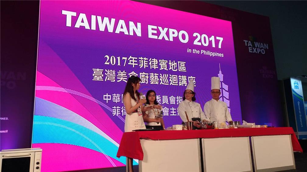 兩位講師於馬尼拉亞洲城（Mall of Asia）SMX展覽中心臺灣形象展覽會場進行多場示範教學及廚藝交流，吸引眾多僑胞前往參加。