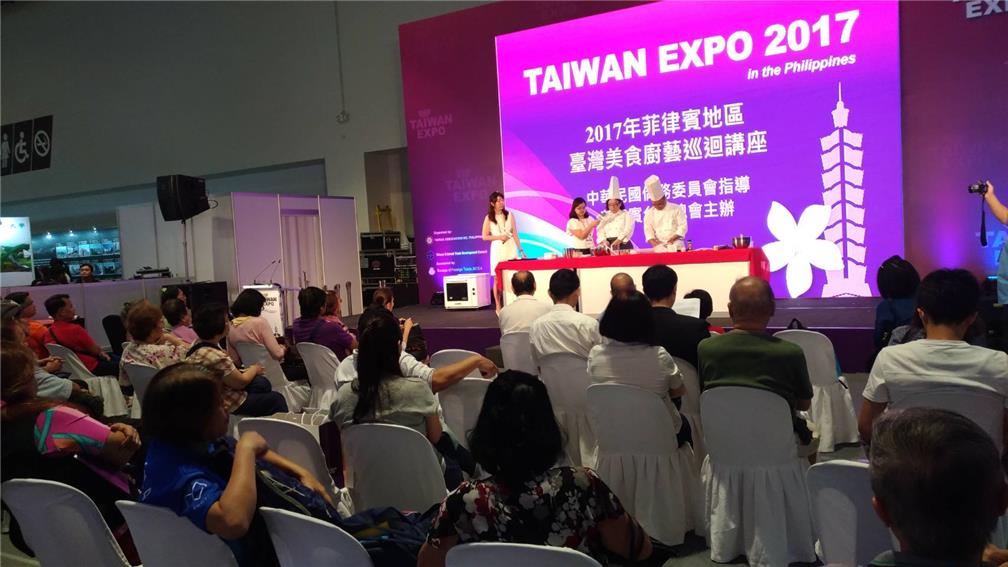兩位講師於馬尼拉亞洲城（Mall of Asia）SMX展覽中心臺灣形象展覽會場進行多場示範教學及廚藝交流，吸引眾多僑胞前往參加。